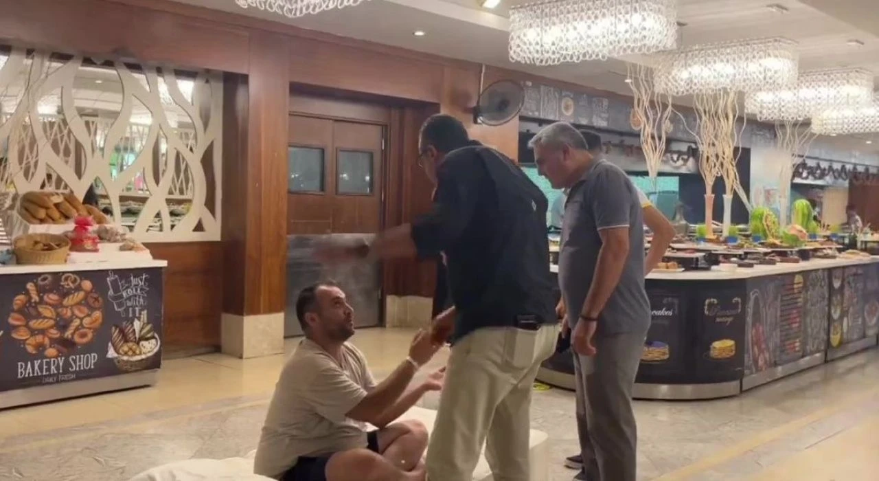 Antalya'da lüks otelde dünyanın en ilginç olayı yaşandı! Kliması çalışmayınca yatağını restorana attı