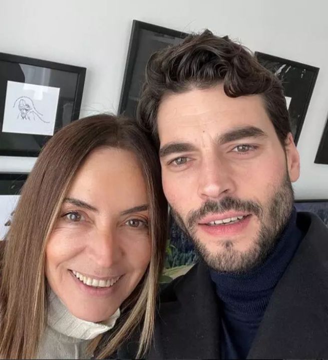 Fenomen dizi Hercai'nin başarılı oyuncusu Akın Akınözü'nün acı günü! Oyuncu annesi Özlem Akınözü vefat etti - 1. Resim