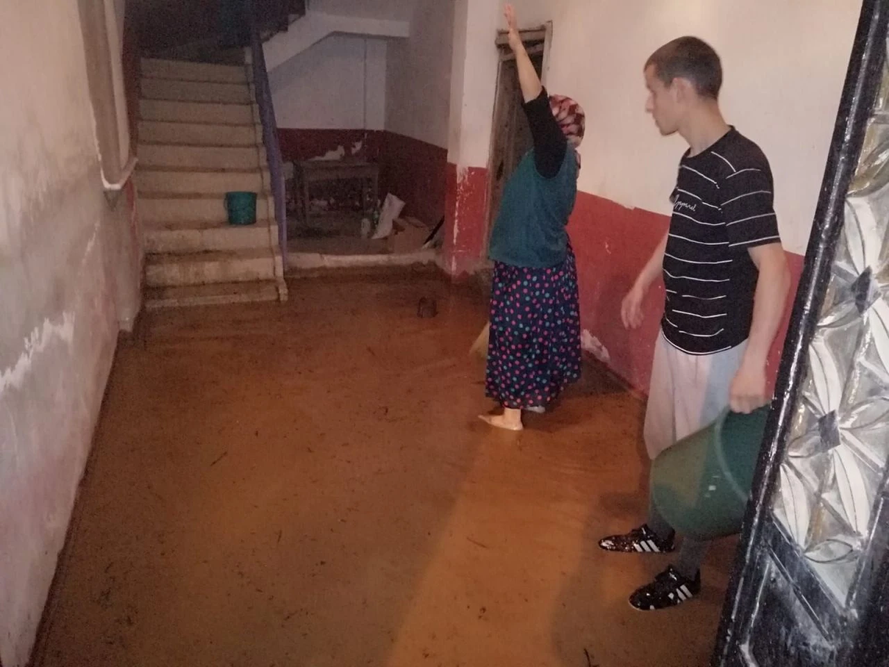 Giresun'da sel felaketi! Karayolu ulaşıma kapandı, bir ev yan yattı