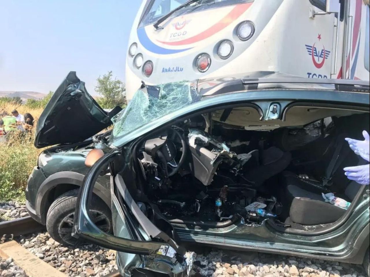 İzmir'de korkunç kaza! Yolcu treni otomobile çarptı: Çok sayıda ölü var - 1. Resim