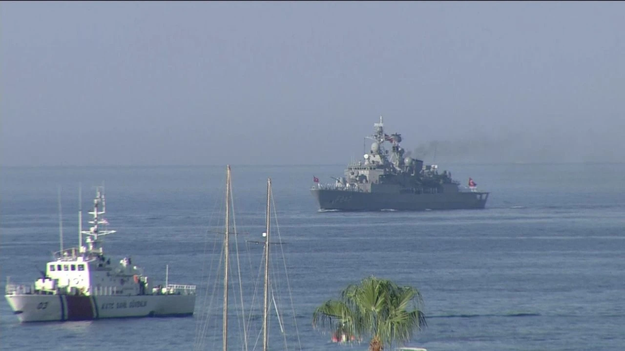 Kıbrıs Barış Harekatı'nın 50. yılında TCG Anadolu'dan gövde gösterisi - 1. Resim