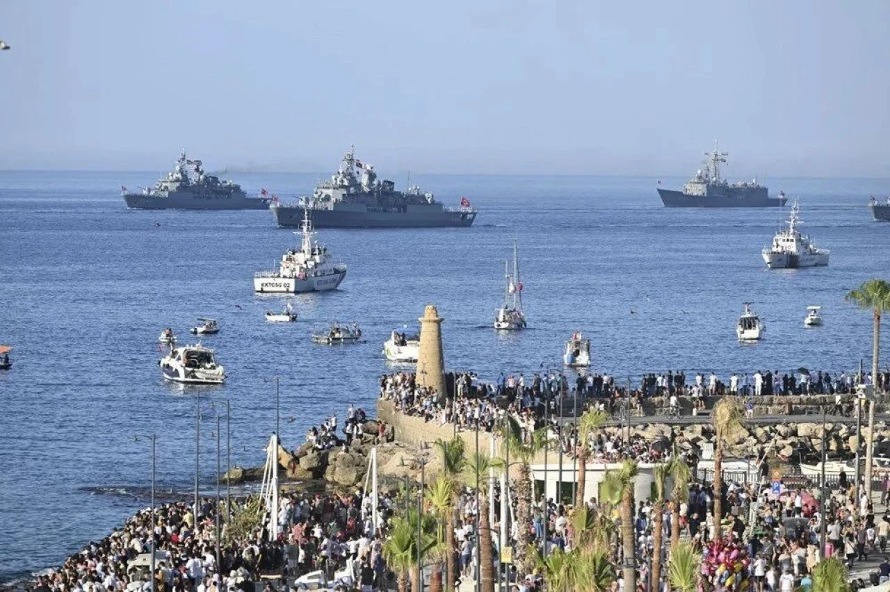 Kıbrıs Barış Harekatı'nın 50. yılında TCG Anadolu'dan gövde gösterisi - 4. Resim