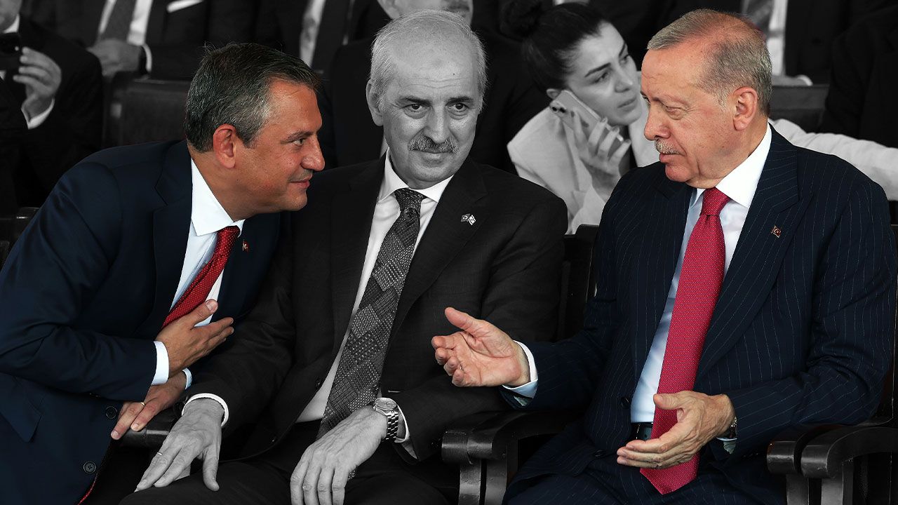 KKTC'deki törene damga vuran kare: Cumhurbaşkanı Erdoğan ile Özgür Özel'in samimi sohbeti dikkat çekti - Politika