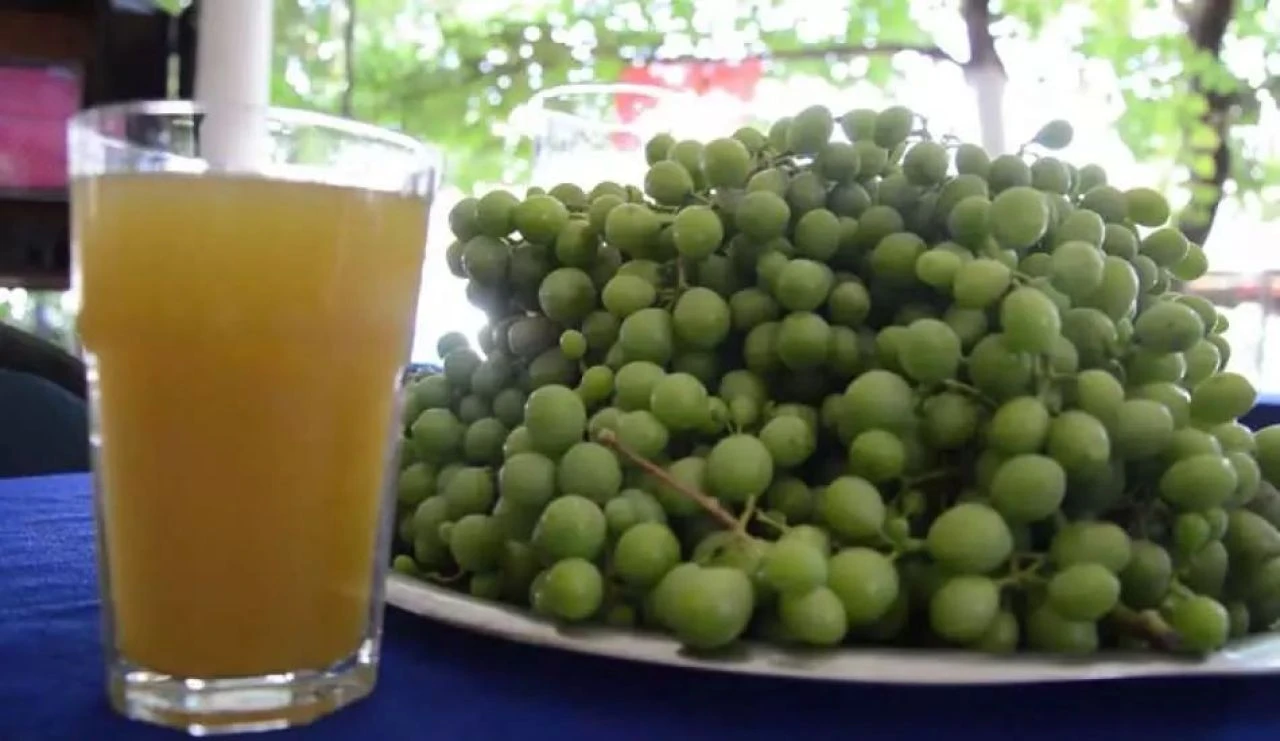 Sıcak havalarda bayılmak istemeyenlere koruk suyu! Vücut ısısını eksilere düşürüyor