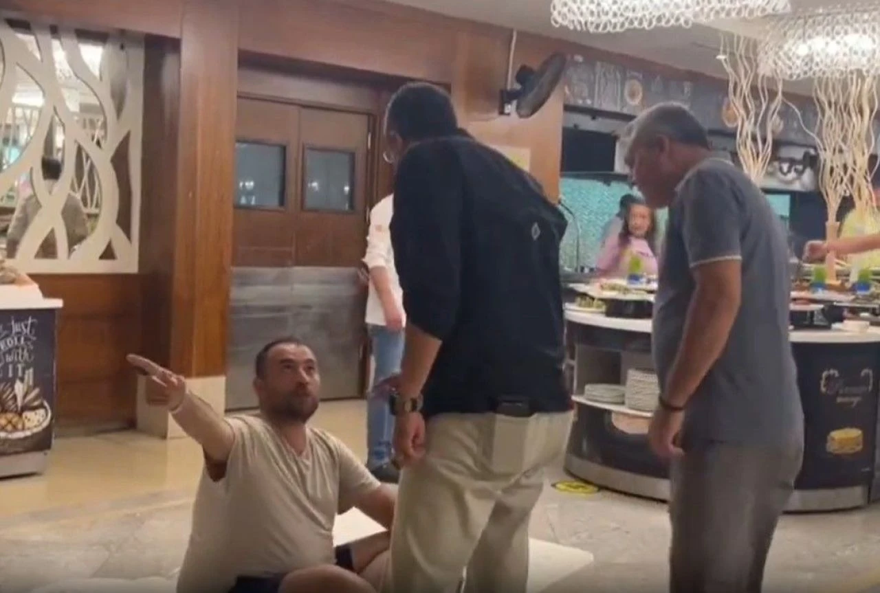 Antalya'da lüks otelde dünyanın en ilginç olayı yaşandı! Kliması çalışmayınca yatağını restorana attı