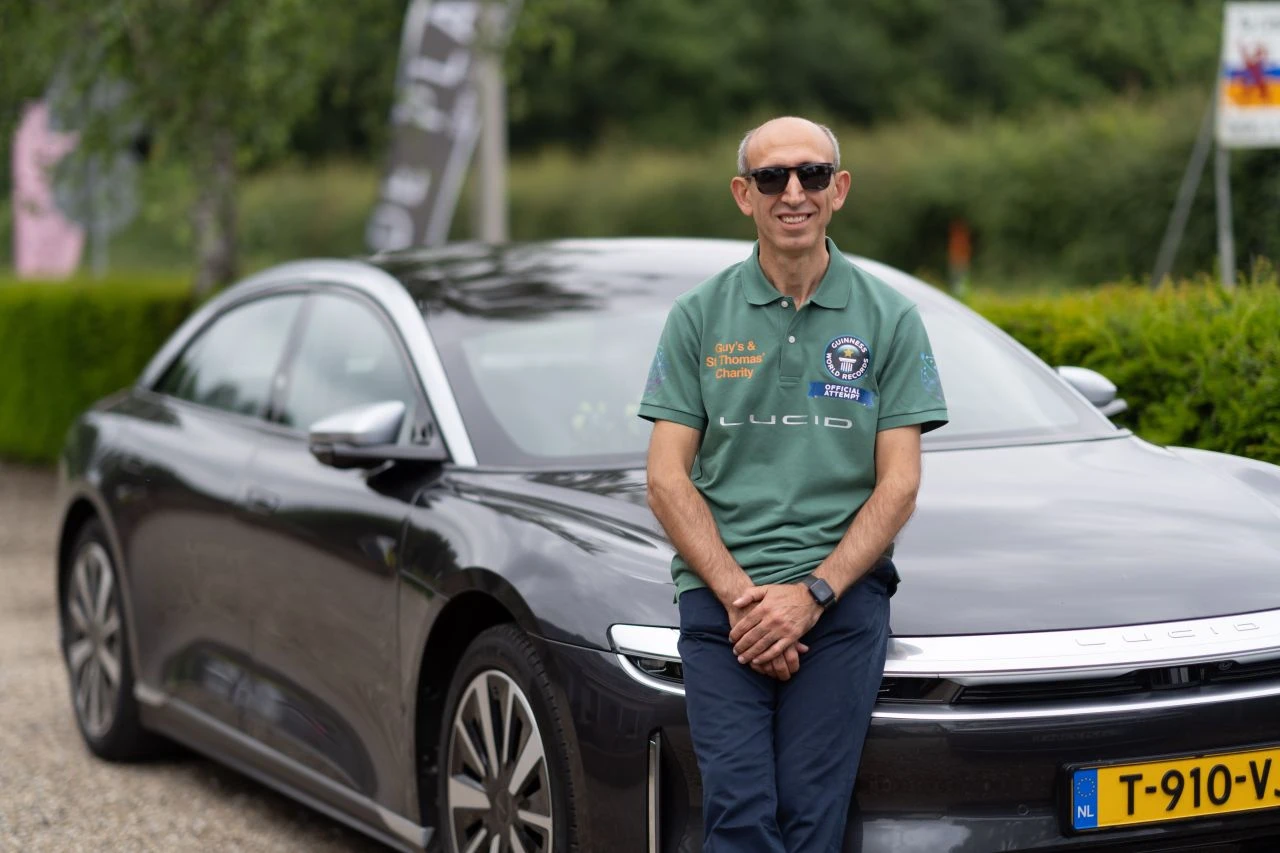 Ümit Sabancı rekorlara doymuyor! Tek şarjla ülke ülke gezerek Guinness Dünya Rekoru'nu kırdı