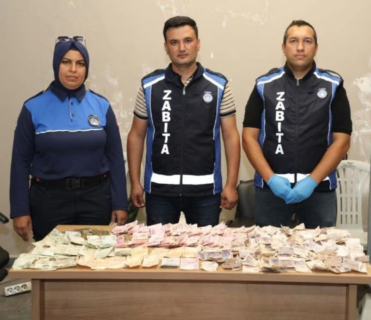 Yabancı uyruklu dilencinin yarım günlük kazancı hayrete düşürdü - 1. Resim