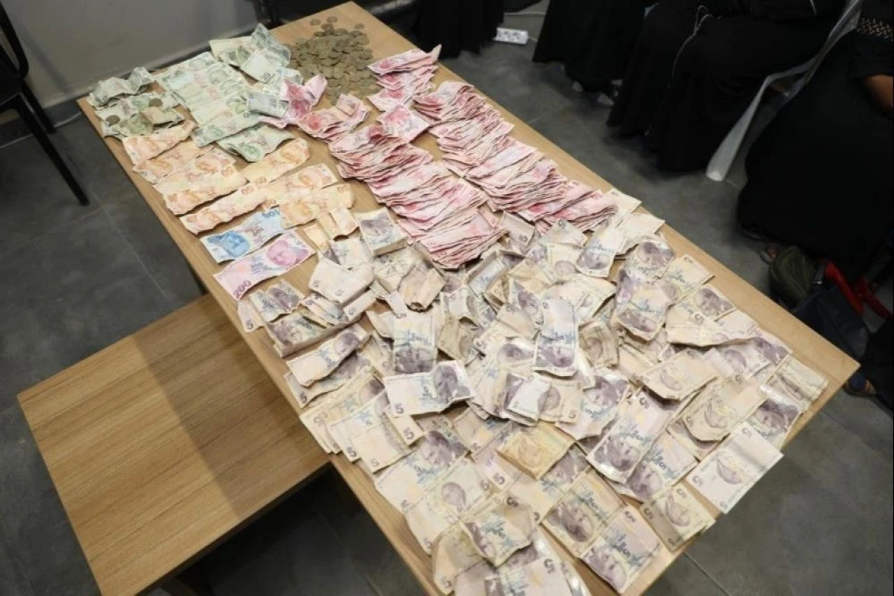 Yabancı uyruklu dilencinin yarım günlük kazancı hayrete düşürdü - 2. Resim