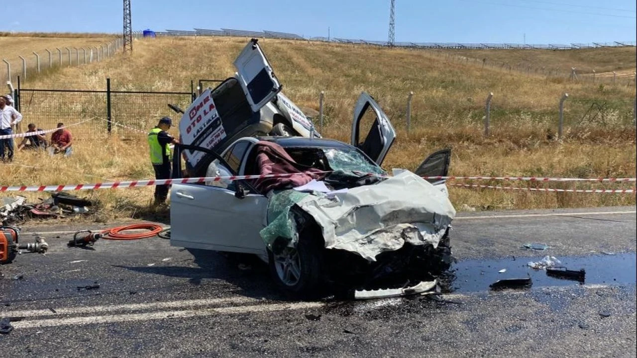 Yozgat'ta iki araç kafa kafaya çarpıştı: 3 ölü, 1 yaralı - 1. Resim