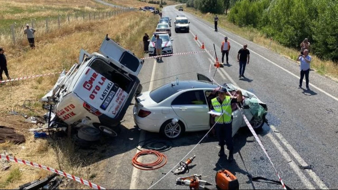 Yozgat'ta iki araç kafa kafaya çarpıştı: 3 ölü, 1 yaralı - 2. Resim