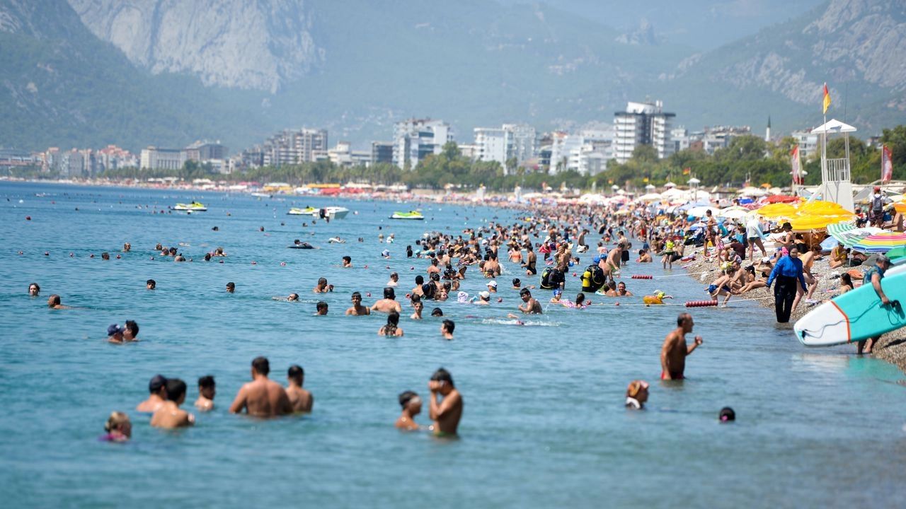 Antalya'da hissedilen sıcaklık 60 derece! Sokaklar boş kaldı, sahillerde adım atacak yer yok - Gündem