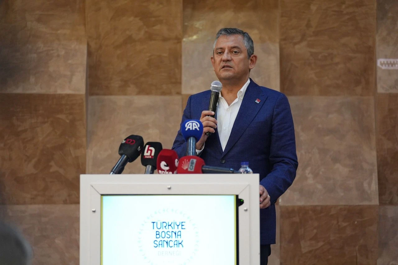 CHP lideri Özgür Özel: Türkiye’de muhalefet, dışarıda Türkiye partisiyiz!