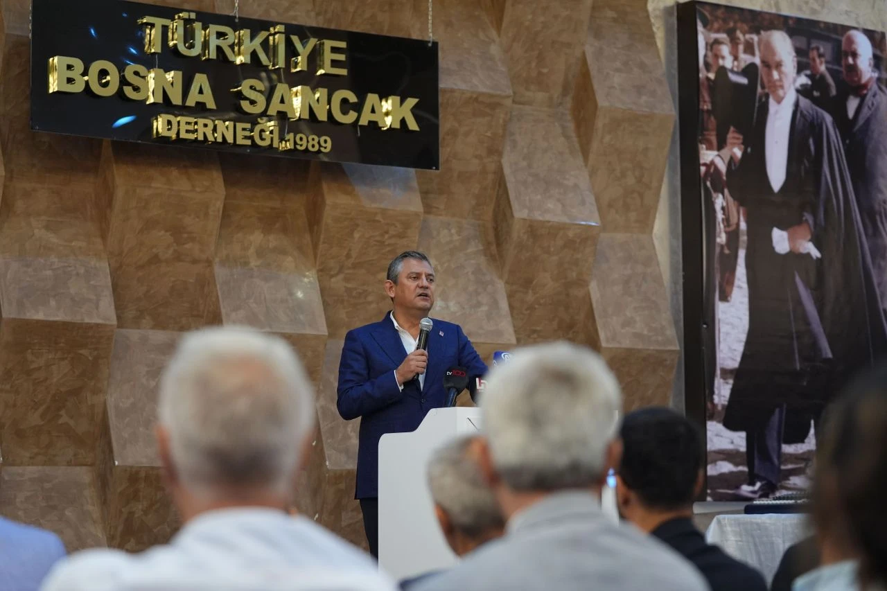 CHP lideri Özgür Özel: Türkiye’de muhalefet, dışarıda Türkiye partisiyiz!