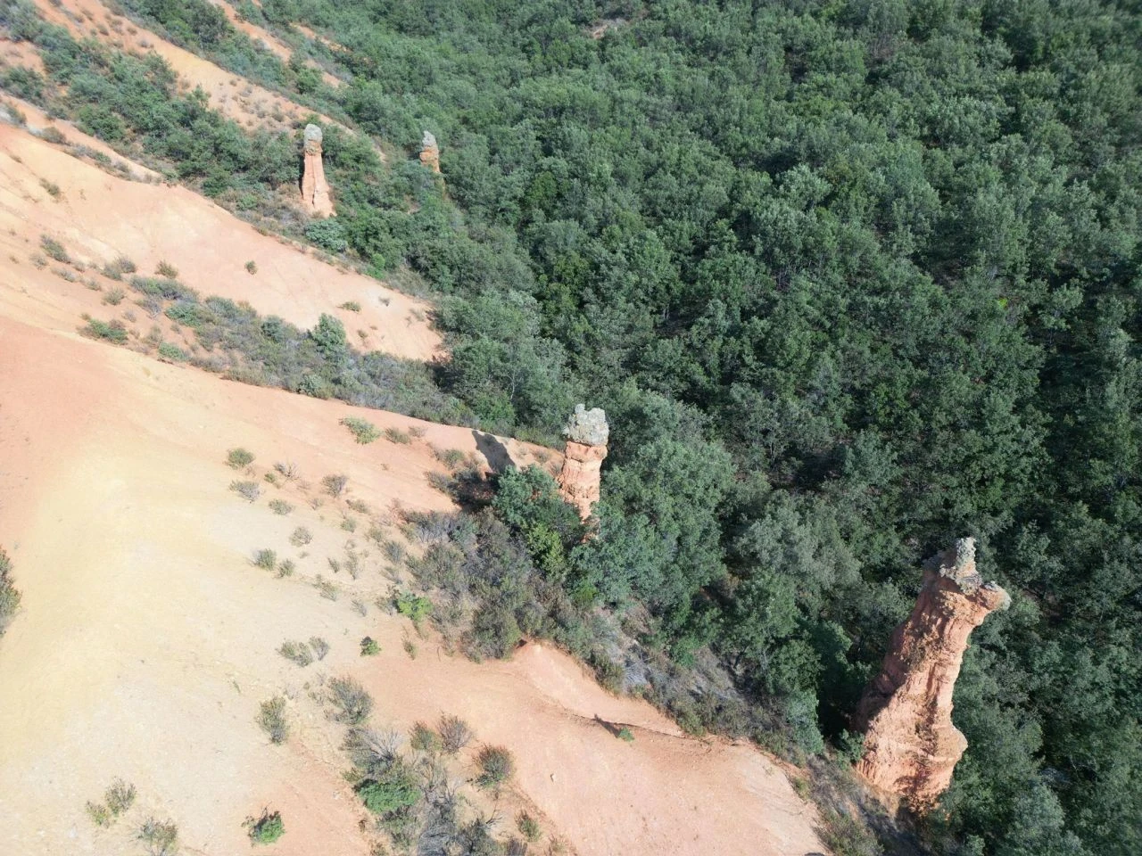 Gezinti yaparken peri bacalarını keşfetti! Kaydettiği görüntüleri izleyince şaşkına döndü - 1. Resim