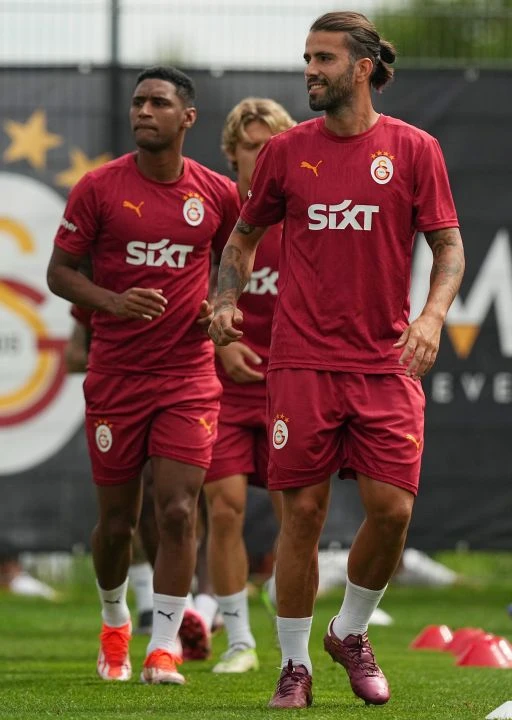 Okan Buruk biletini kesti! Galatasaray 2 futbolcusuyla yollarını ayırıyor