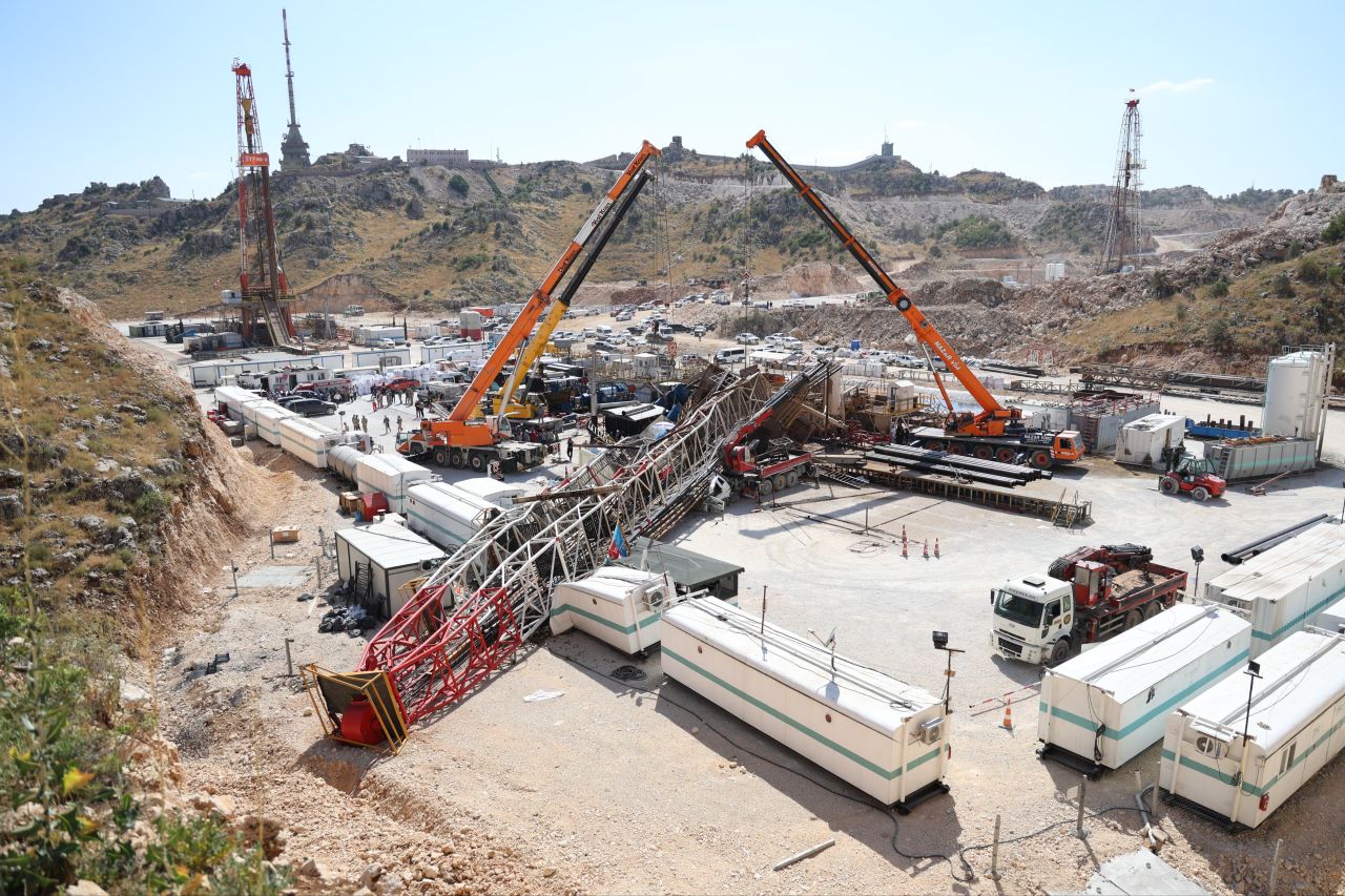 Son dakika | Gabar Dağı'nda petrol sondaj kulesi devrildi: Valilik acı haberi duyurdu - 3. Resim