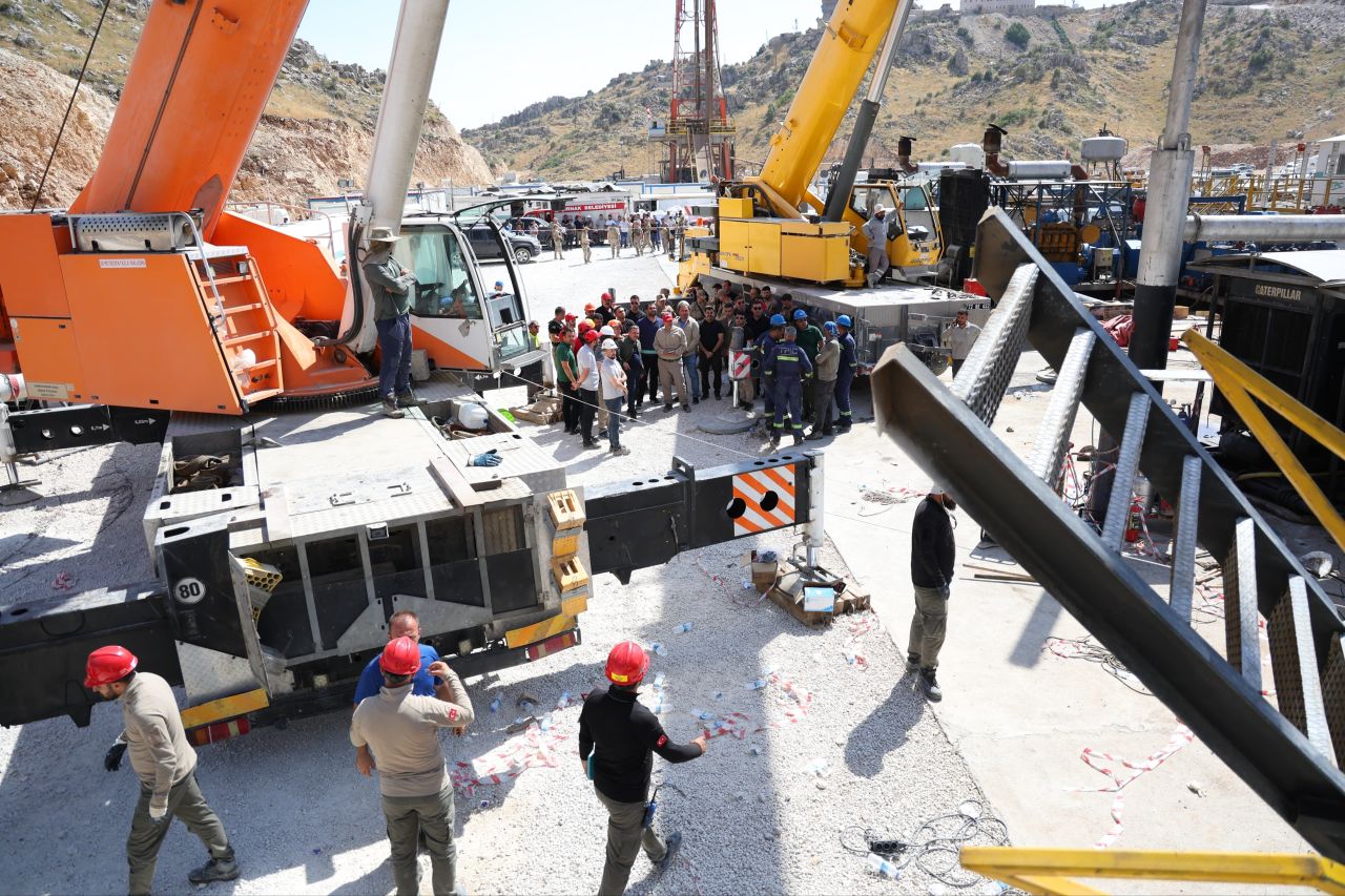 Son dakika | Gabar Dağı'nda petrol sondaj kulesi devrildi: Valilik acı haberi duyurdu - 2. Resim