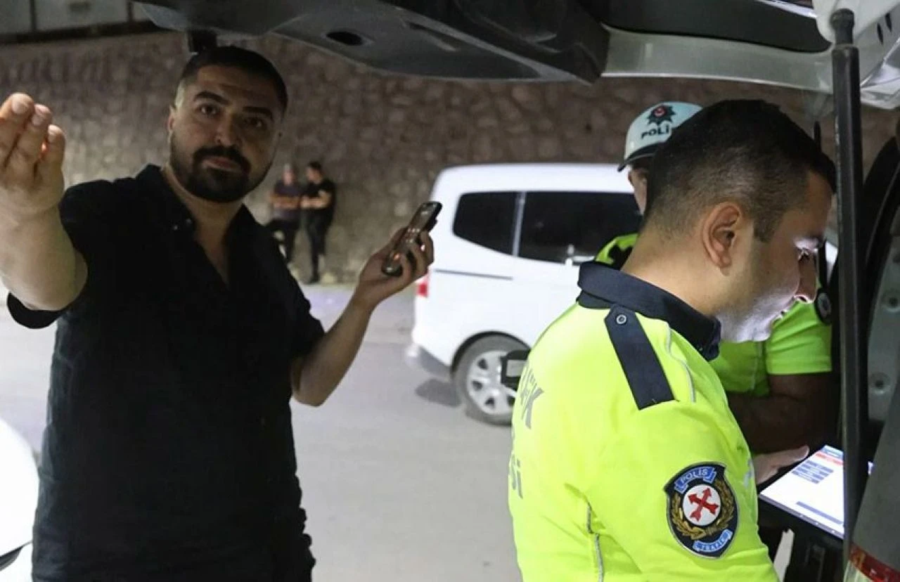 Aksaray'da alkollü şahıs gazeteciyi bezdirdi: Görevin bu değil - 1. Resim