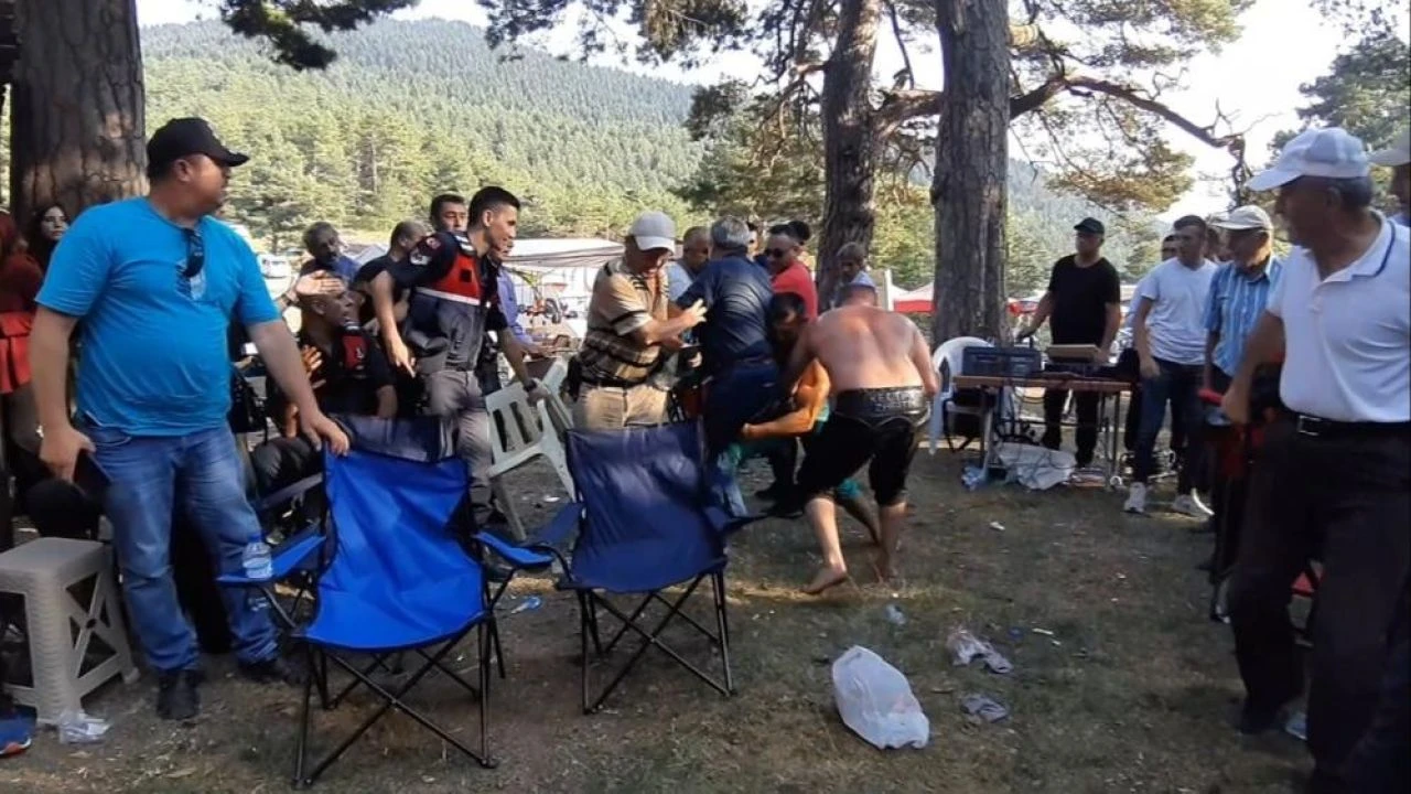 Bolu'da hedefi şaşıran pehlivan seyirciyi yere serdi! Herkes kahkahaya boğuldu - 2. Resim