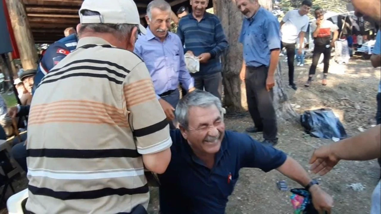 Bolu'da hedefi şaşıran pehlivan seyirciyi yere serdi! Herkes kahkahaya boğuldu - 3. Resim