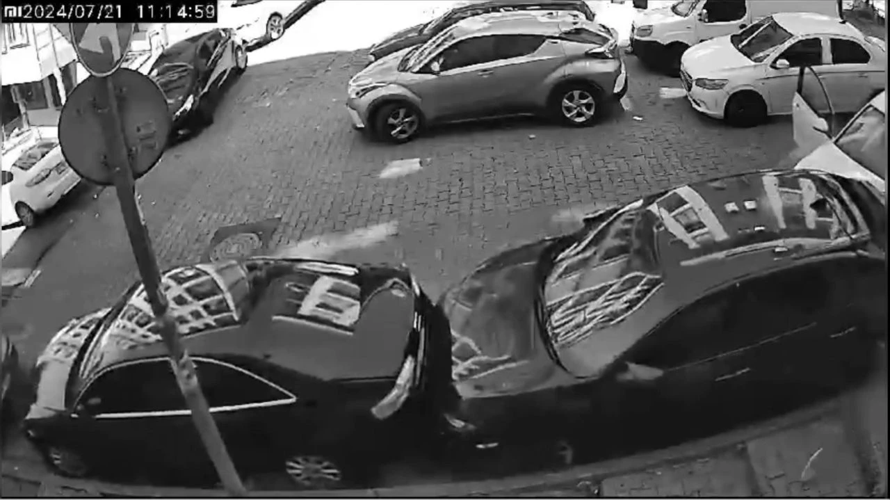 Dehşet anları kamerada: Yaşlı kadın kendini araçtan attı, metrelerce sürüklendi - 1. Resim