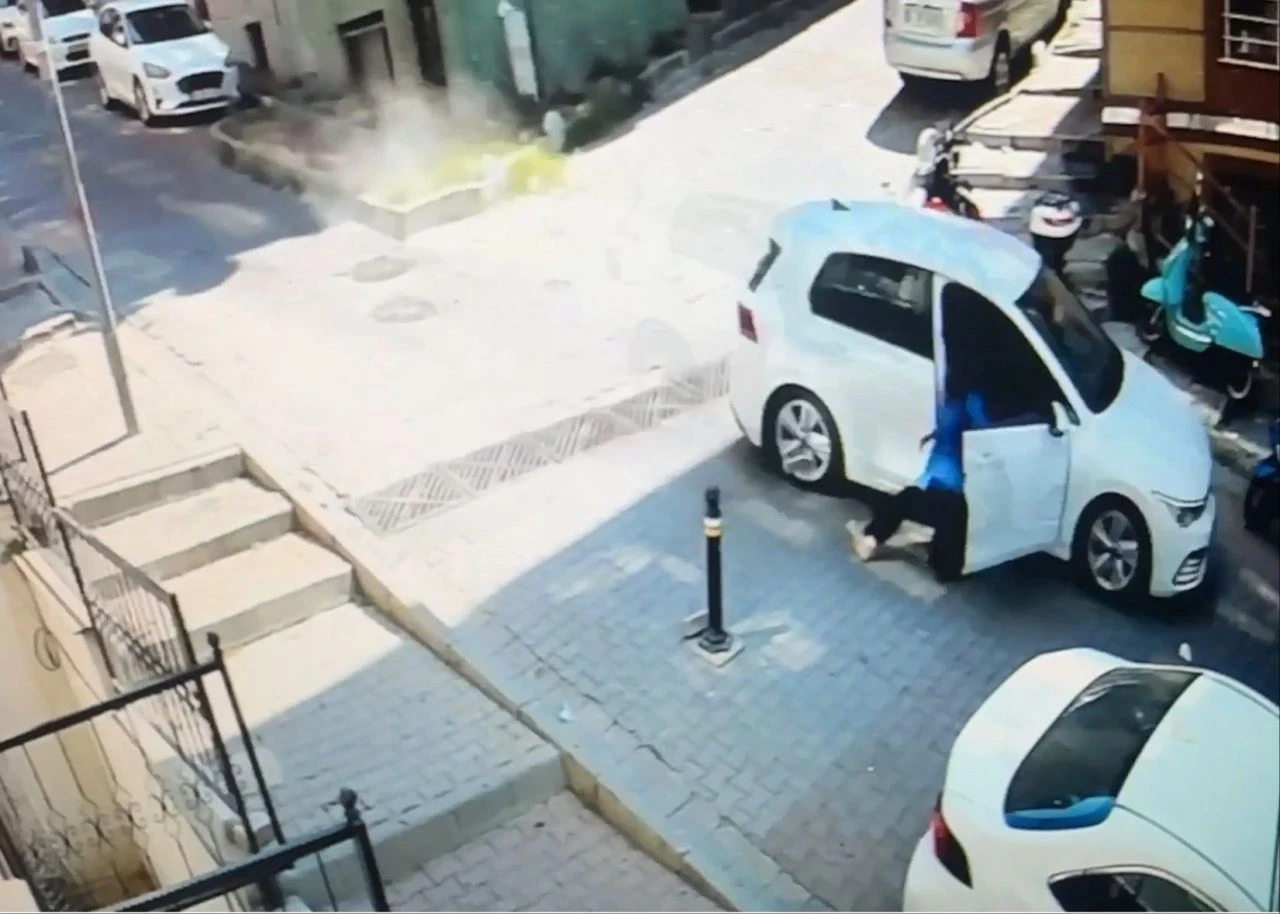 Dehşet anları kamerada: Yaşlı kadın kendini araçtan attı, metrelerce sürüklendi - 2. Resim