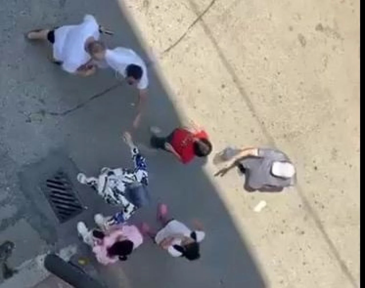 Eski eşini sokak ortasında öldüresiye dövdü, çocuklar annelerine siper oldu