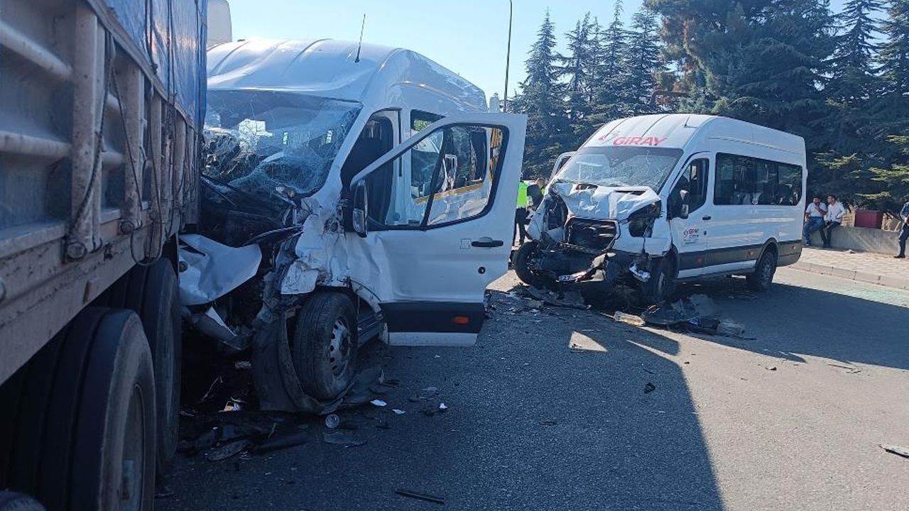 Gaziantep'te feci kaza! 2 servis aracı kafa kafaya çarpıştı: Çok sayıda yaralı var - Gündem
