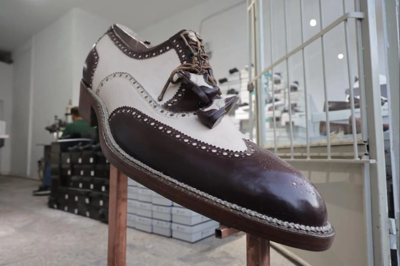 Hatay'daki enkazdan çıkarıldı! 1 metrelik ayakkabıyı gören bir daha bakıyor: Rekorlar kitabına bile girmiş