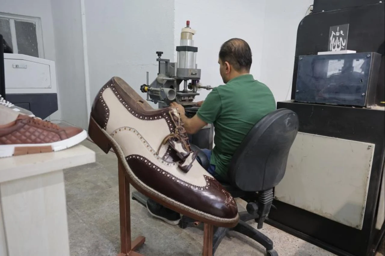 Hatay'daki enkazdan çıkarıldı! 1 metrelik ayakkabıyı gören bir daha bakıyor: Rekorlar kitabına bile girmiş