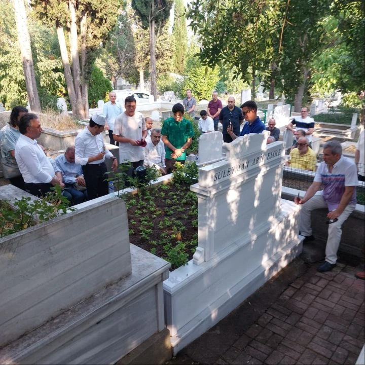 Necmettin Erbakan’ın yol arkadaşı Süleyman Arif Emre kabri başında anıldı Necmettin Erbakan’ın yol arkadaşı Süleyman Arif Emre kabri başında anıldı - 1. Resim