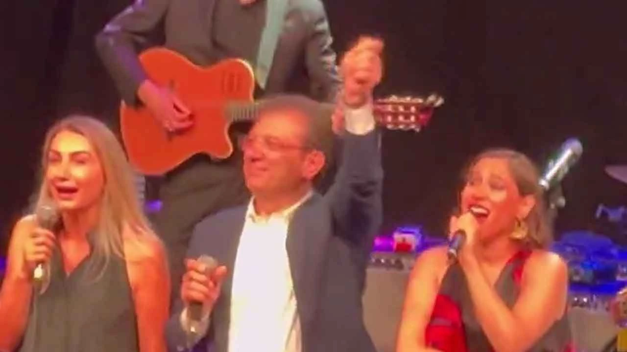 Pink Martini konserinde Ekrem İmamoğlu sürprizi! Sahnede eşiyle şarkı söyledi - 1. Resim