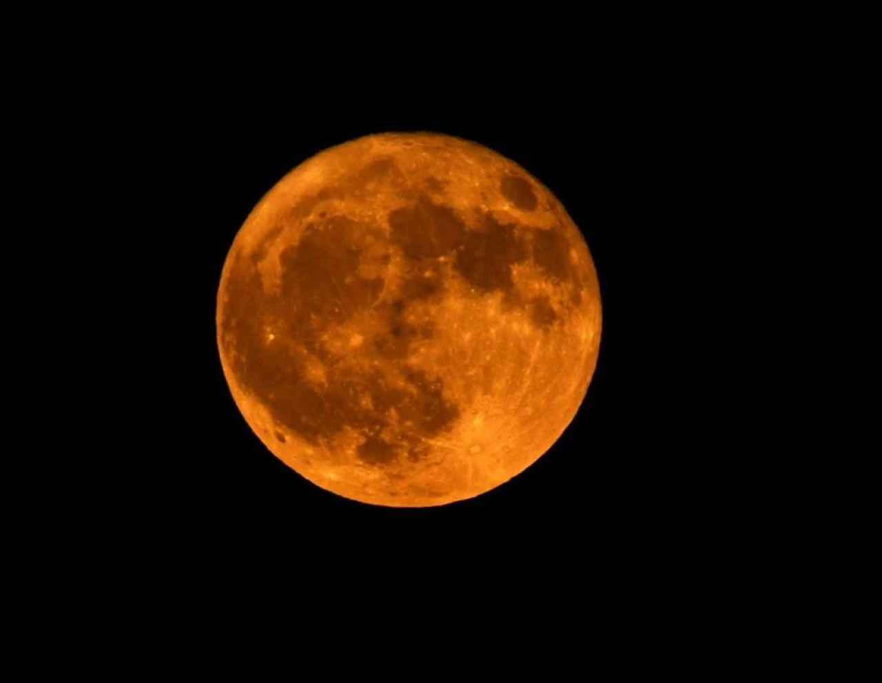 Van Gölü’nde rüya gibi bir manzara: Kızıl dolunay ve yakamoz şöleni!