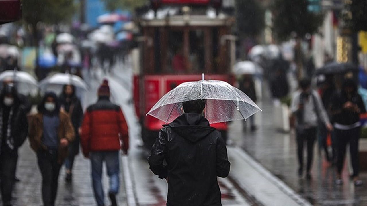 AKOM İstanbul için saat verdi! Şemsiyelerinizi çıkarın, sağanak geliyor - Gündem