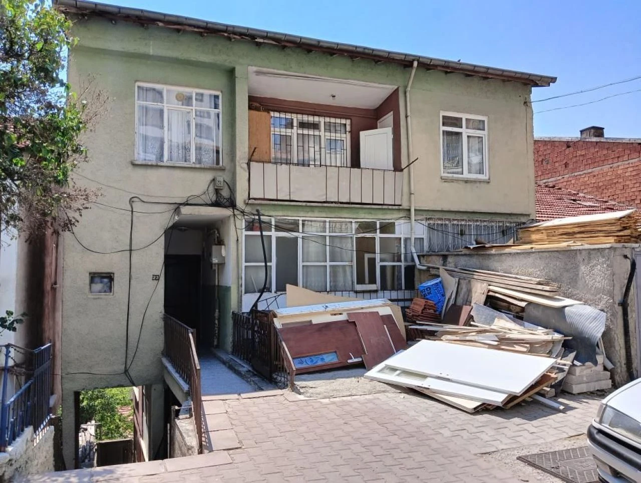 Anne babasını rehin aldı, ortalığı ayağa kaldırdı