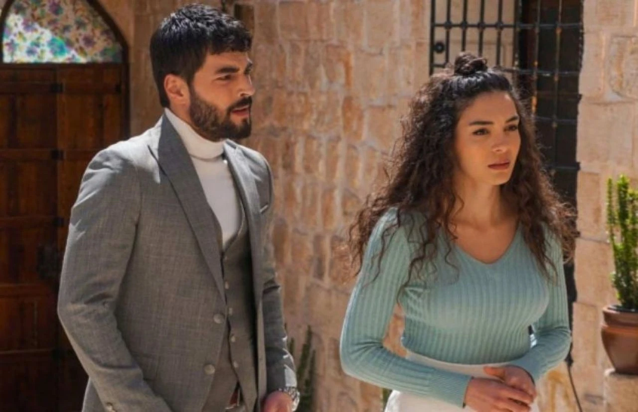 Annesini kaybeden Akın Akınözü'ne başsağlığı bile dilemeyen Ebru Şahin’e tepki yağdı - 1. Resim