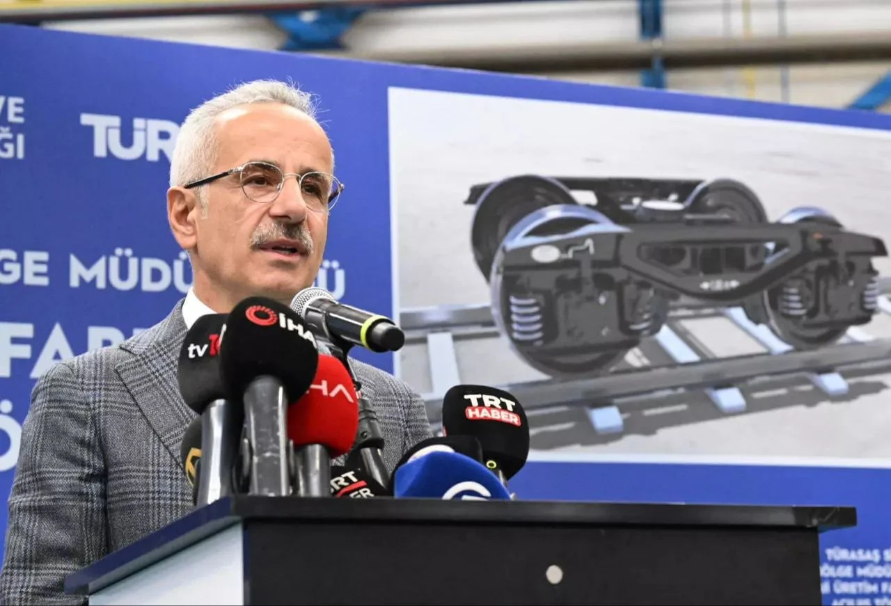 Bakan Uraloğlu duyurdu! Milli elektrikli hızlı tren için tarih verildi