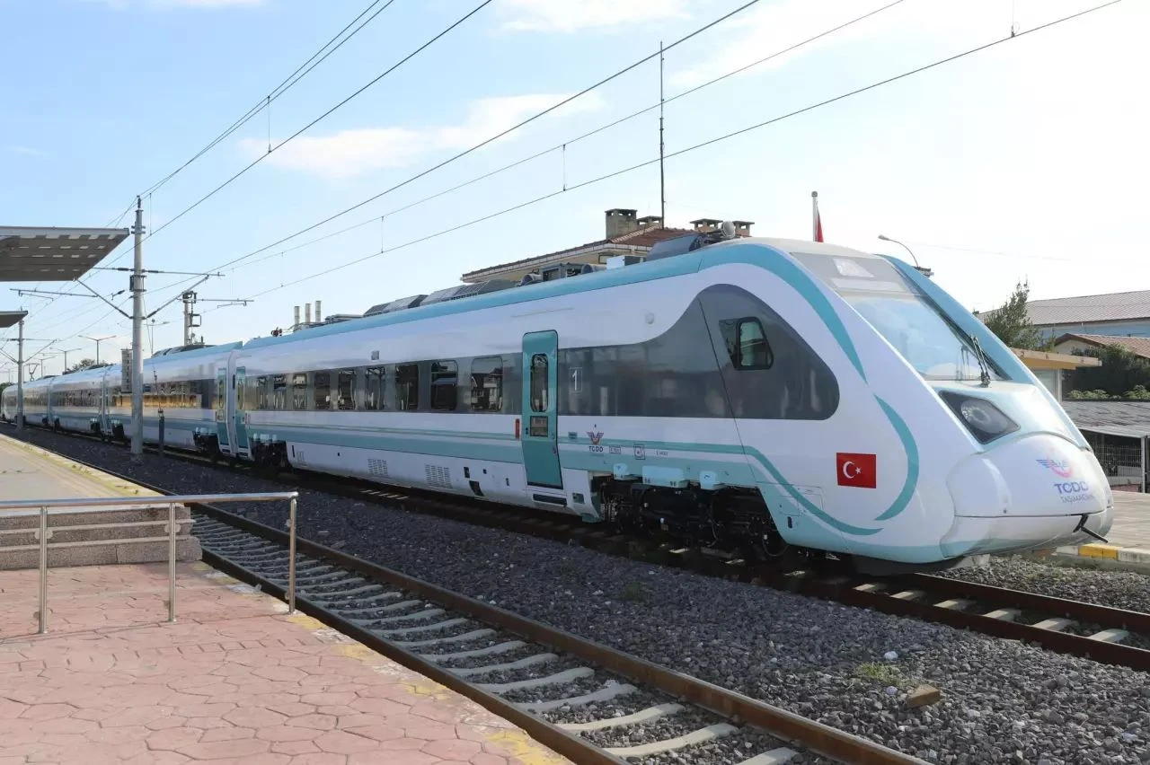 Bakan Uraloğlu duyurdu! Milli elektrikli hızlı tren için tarih verildi