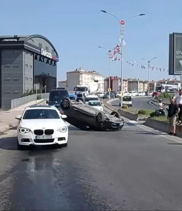 Bir tuhaf kaza! Kadın sürücünün dümdüz yolda takla attığı anlar kamerada - 2. Resim