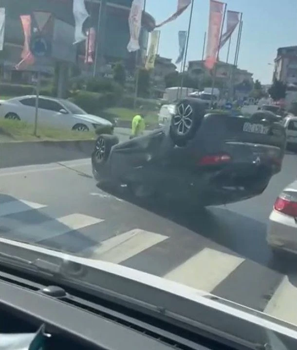 Bir tuhaf kaza! Kadın sürücünün dümdüz yolda takla attığı anlar kamerada - 1. Resim