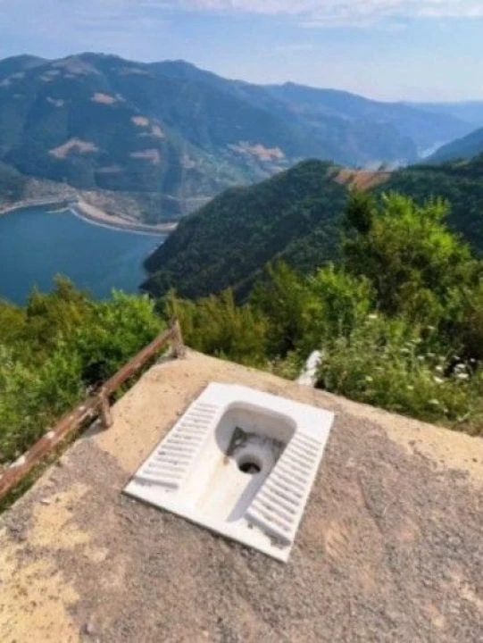 Böylesi daha önce hiç görülmedi! Baraj manzaralı tuvalet sosyal medyada gündem oldu - 1. Resim