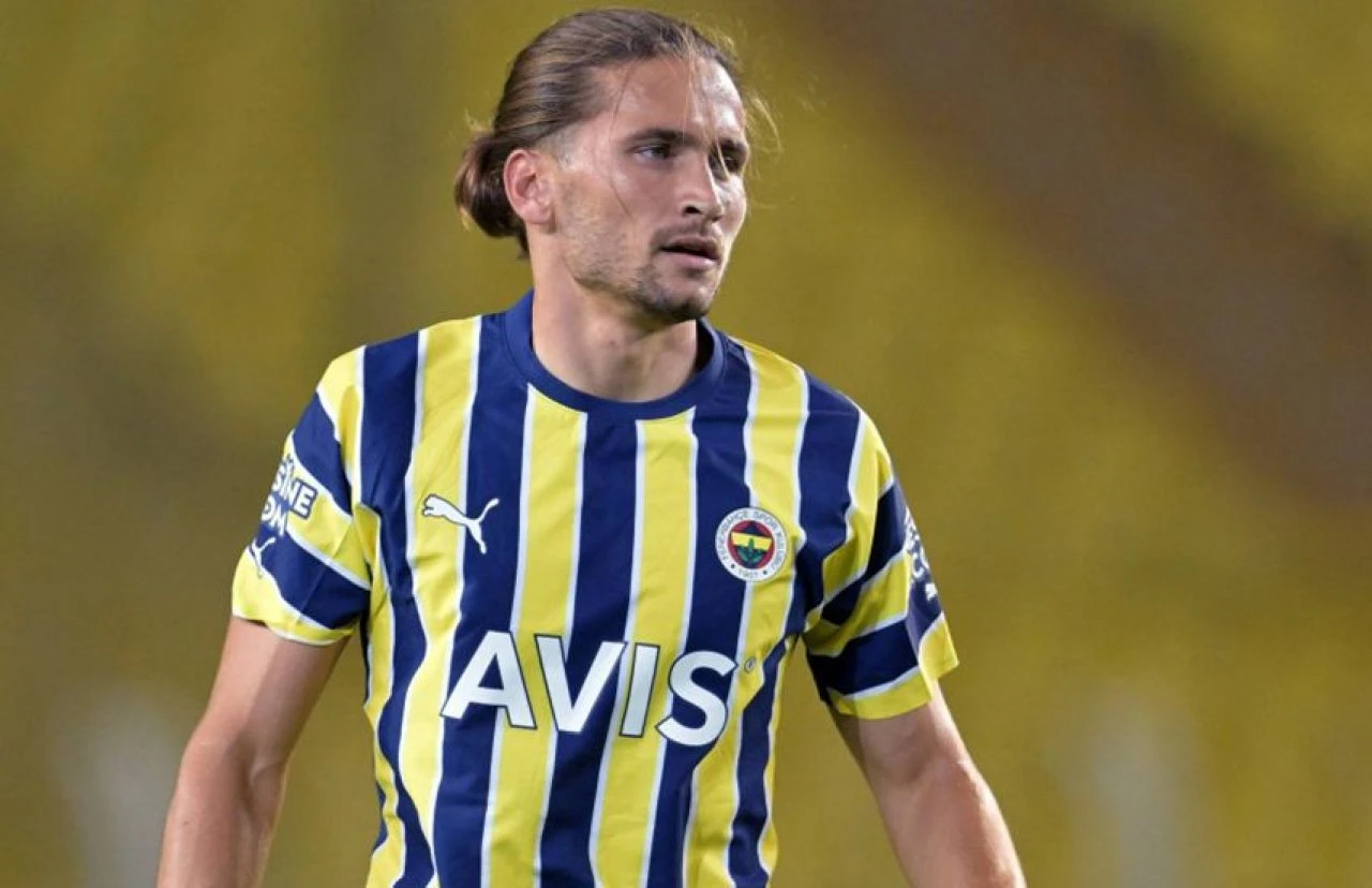 Daha yeni transfer edilmişti! Fenerbahçe'de Jose Mourinho rekor transfer dahil 9 yıldızın biletini kesti