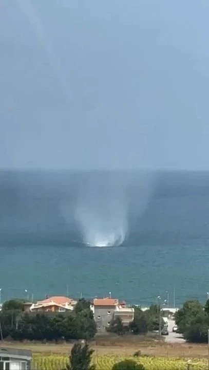 İstanbul'da korku dolu anlar! Gökyüzü bir anda karardı, hortumu gören kaçtı - 2. Resim