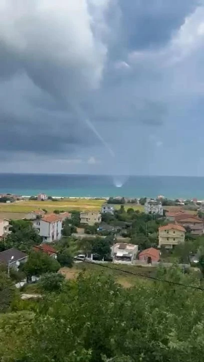İstanbul'da korku dolu anlar! Gökyüzü bir anda karardı, hortumu gören kaçtı - 4. Resim