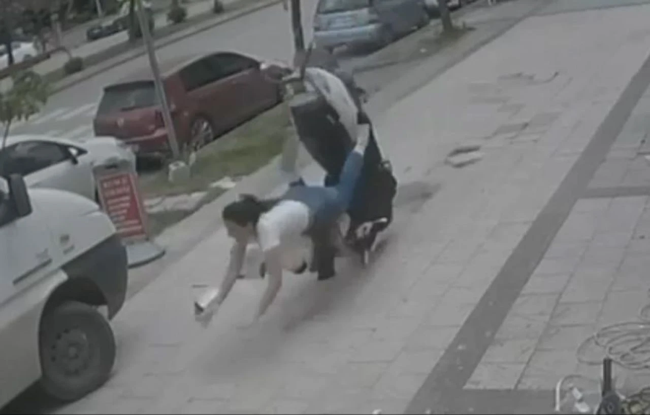Kaldırım taşı kalktı, motosikletli gençler yola savruldu