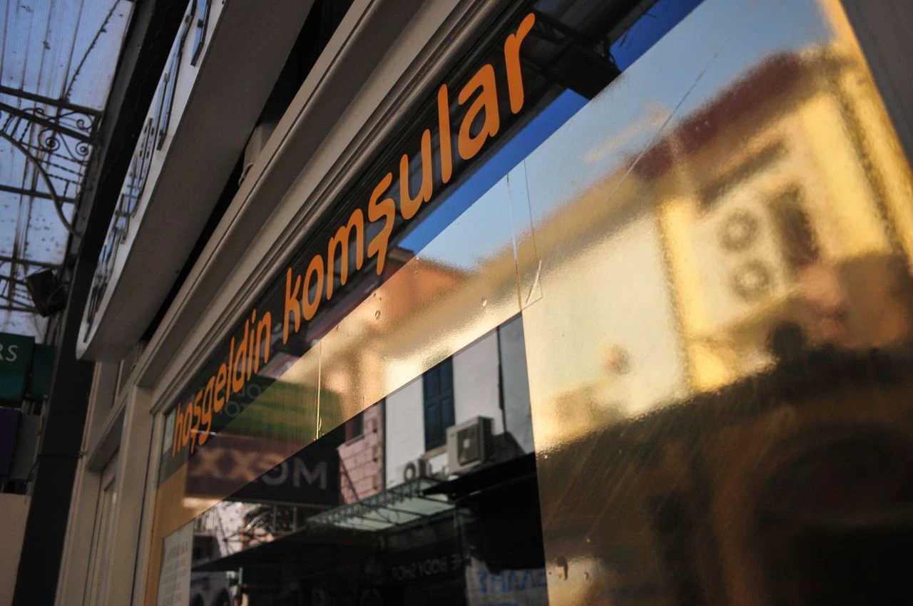 Komşunun tabelaları ve menüleri değişti! Yunan adalarında Türkçe esintiler - 1. Resim