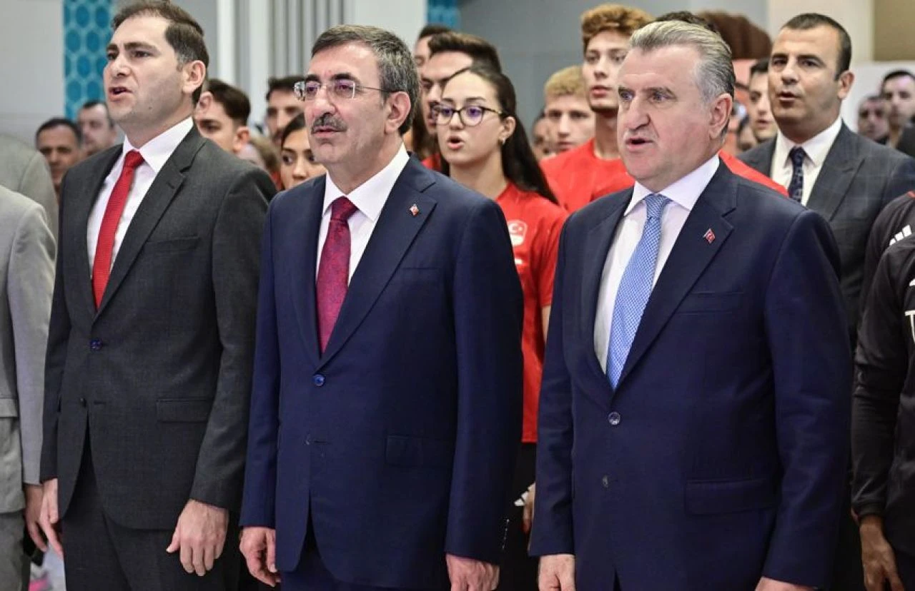 Olimpiyatlar'da mücadele edecek millilerimiz, Fransa'ya uğurlandı - 2. Resim