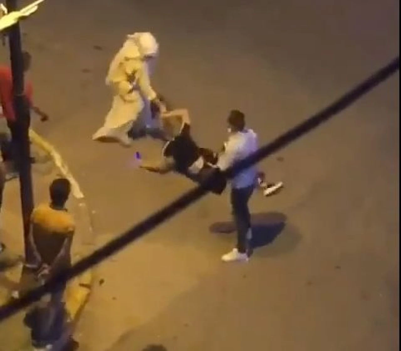 Pendik'te kadınların kavgası şoke etti! Saçından tutup yere savurdu - 1. Resim