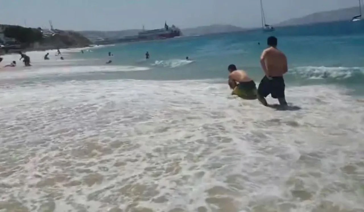 Yunan adasında devasa dalga paniği: Genç kadının kaburgaları kırıldı - 2. Resim