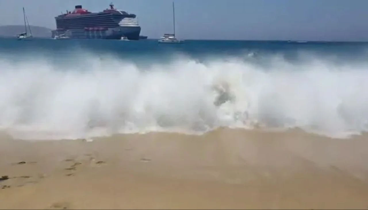Yunan adasında devasa dalga paniği: Genç kadının kaburgaları kırıldı - 1. Resim